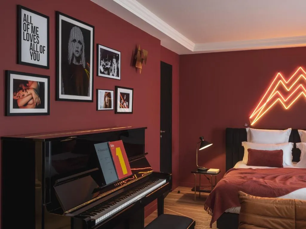 Suite thématique du Seven Hotel Paris, lits en lévitation Quartier Latin