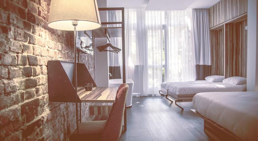 Chambre de The Arcade Hotel Amsterdam avec console rétro et TV LED