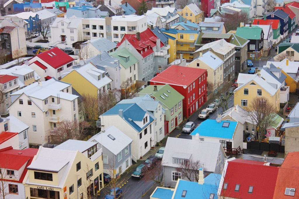 Ensemble de maisons colorées dans les rues de Reykjavik