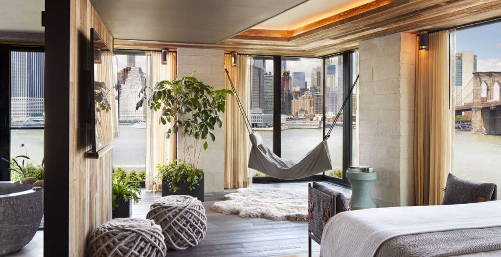 Panorama sur Manhattan depuis une chambre lumineuse – 1 Hotel Brooklyn Bridge