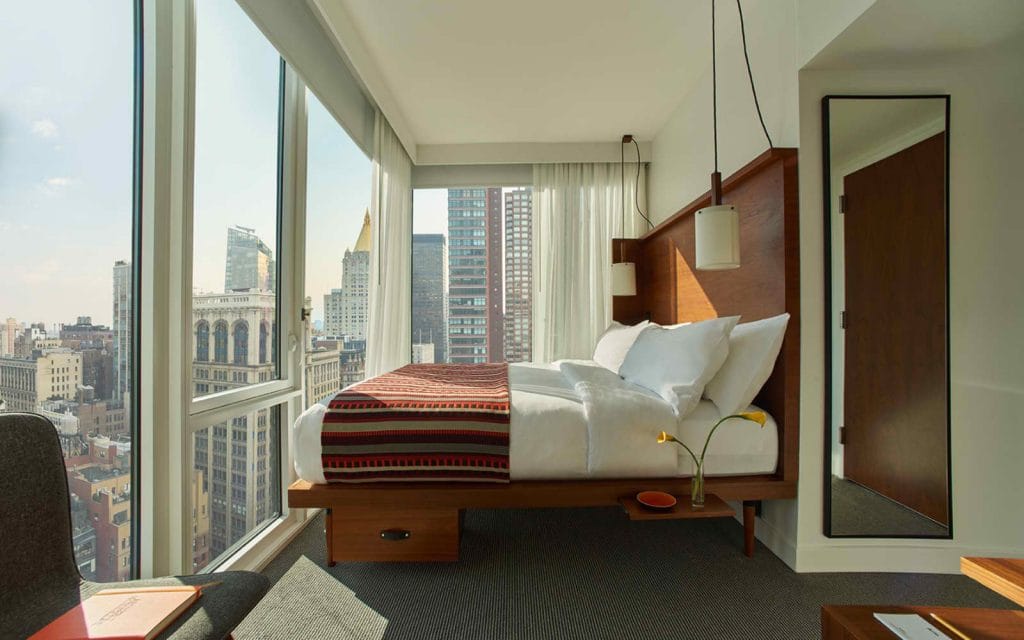 Chambre compacte et panoramique au-dessus des toits new-yorkais – Arlo NoMad