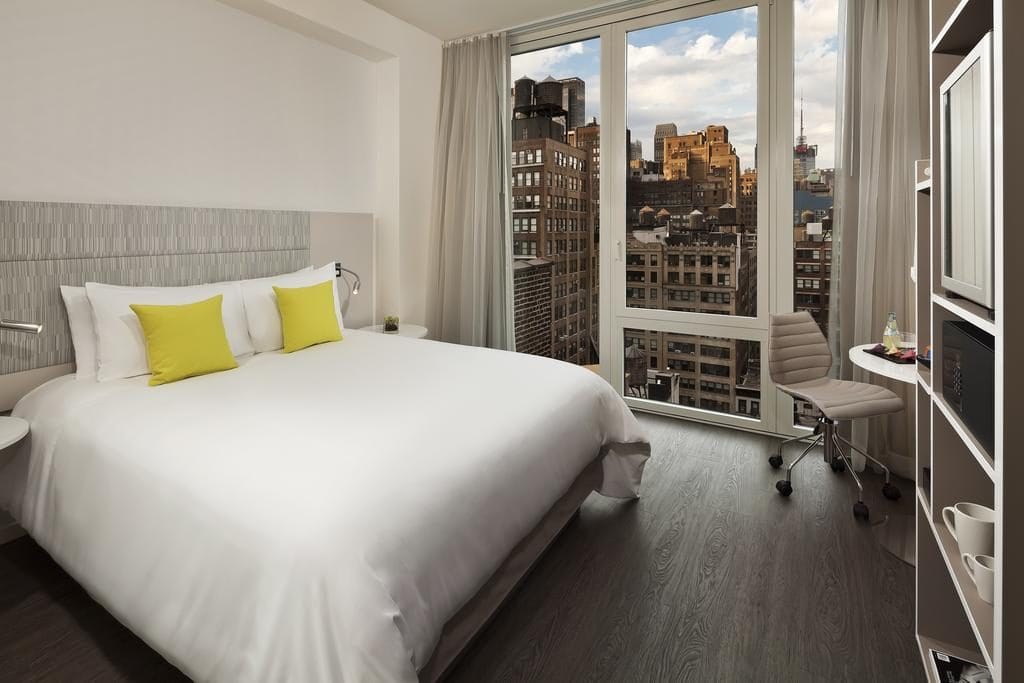 Chambre design avec vue directe sur les gratte-ciels de Midtown – Innside New York