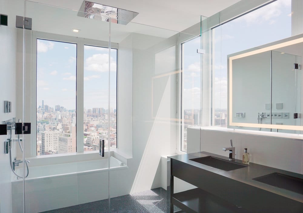 Vue urbaine depuis une salle de bain du Nomo Soho Hotel