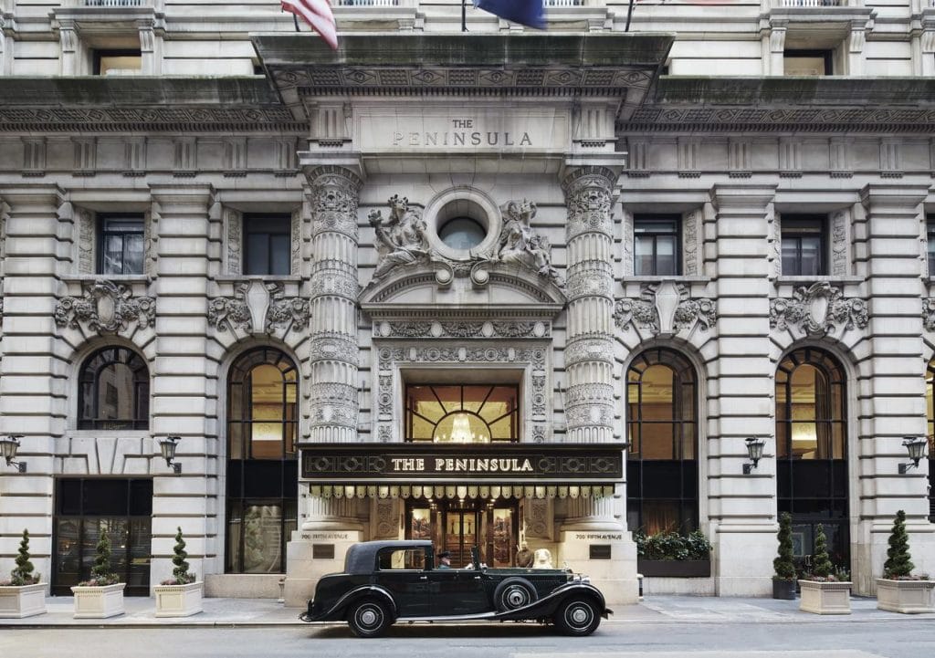 Façade magnifique de l'Hôtel Peninsula à New York