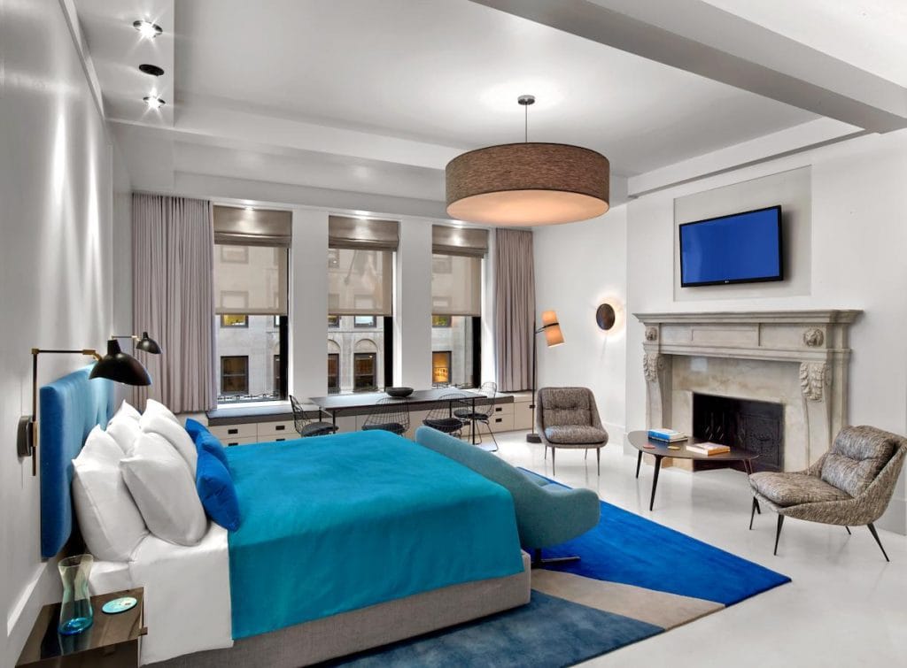 Chambre contemporaine avec vue sur les immeubles de Midtown – The William Hotel