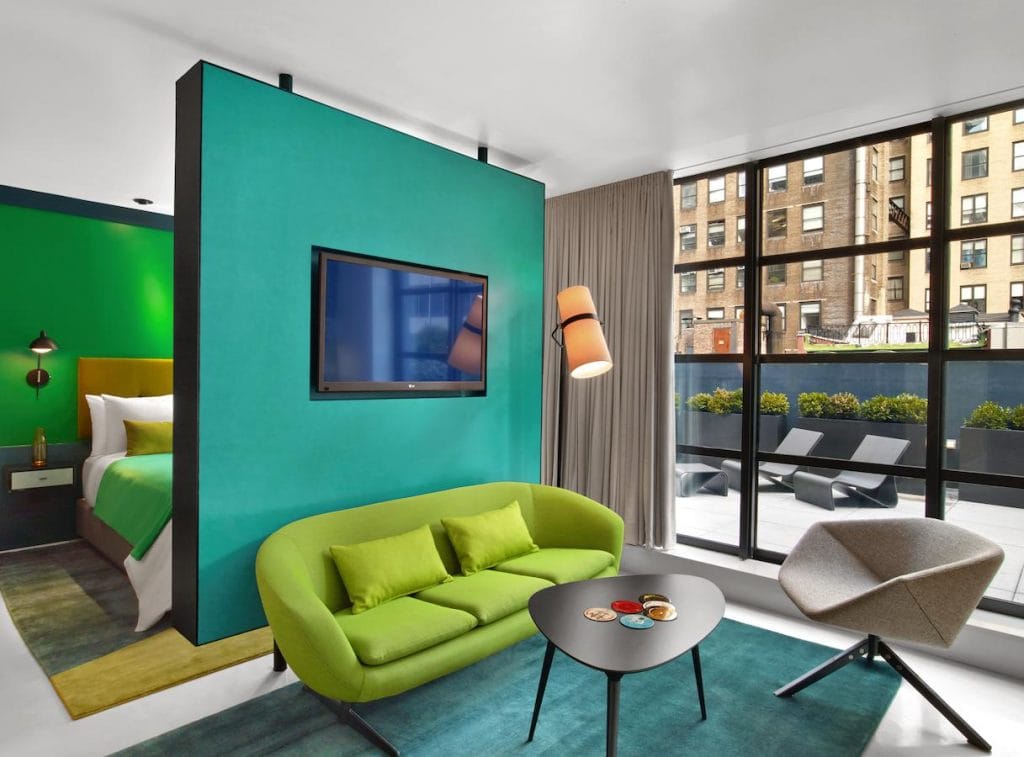 Fenêtre ouverte sur Manhattan depuis une chambre design au William Hotel