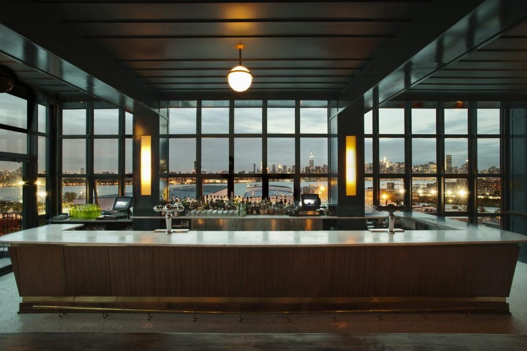 Bar vue skyline NYC au Wythe Hotel à Brooklyn