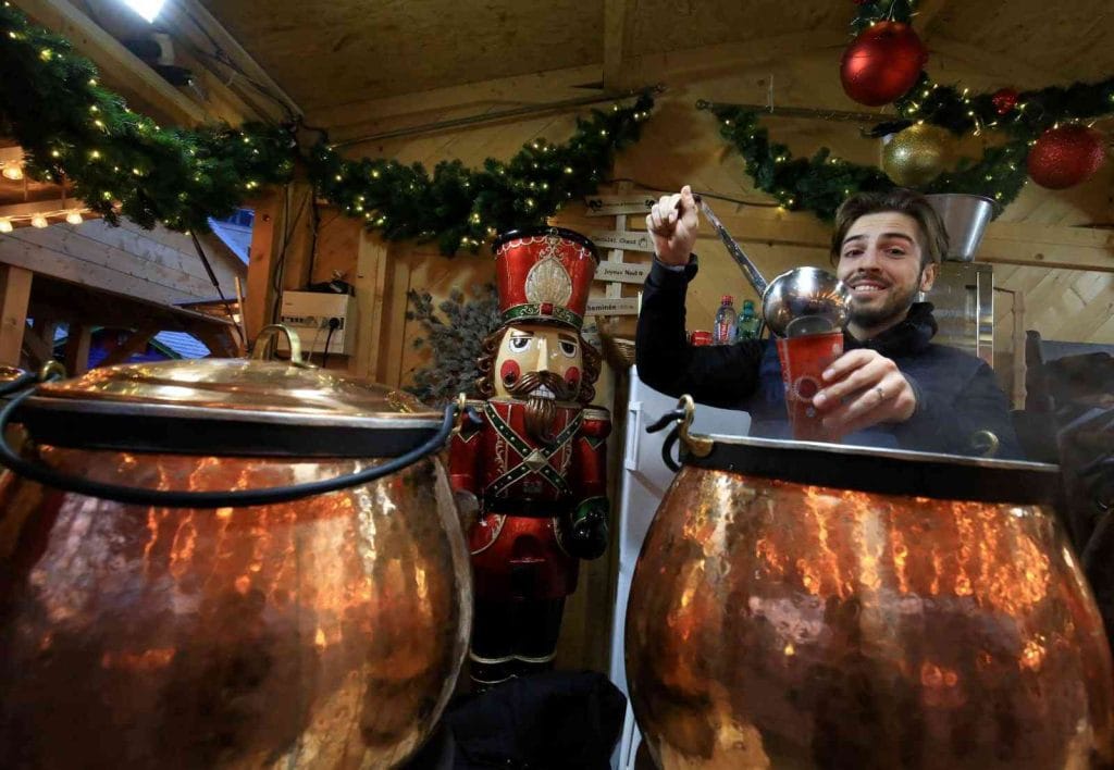 Découvrez le Marché de Noël de Metz : Entre tradition et féérie 5 vin chaud à la mirabelle au marché de noel de metz