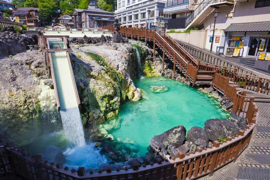 Découvrez les 10 Onsen incontournables du Japon : Un voyage thermal extraordinaire 5 Kusatsu Onsen au Japon