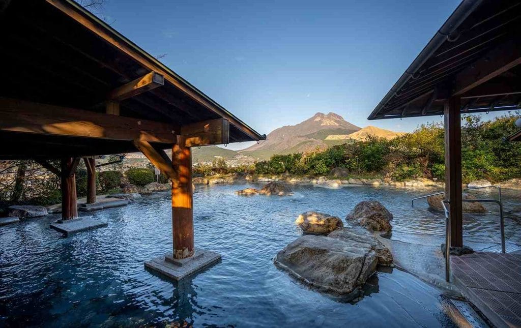 Découvrez les 10 Onsen incontournables du Japon : Un voyage thermal extraordinaire 9 Yufuin Onsen Japon
