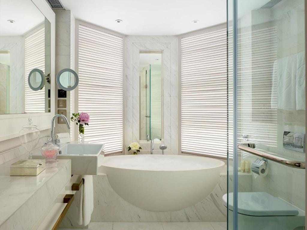 Splendeur et luxe : Découvrez les hôtels les plus exclusifs de Hong Kong 9 The Langham Hong Kong