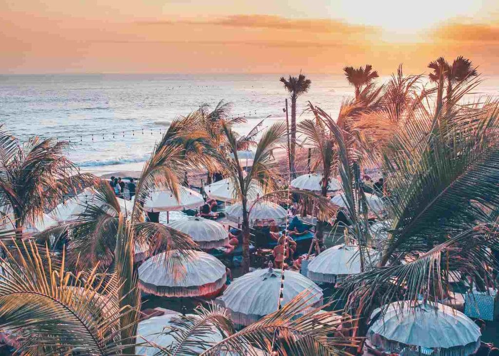 The-Lawn-Canggu-sunset-bar-by-the-beach-Bali-Indonesia Beach Club incontournable