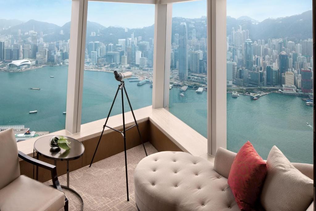 Splendeur et luxe : Découvrez les hôtels les plus exclusifs de Hong Kong 3 the ritz carlton hong kong