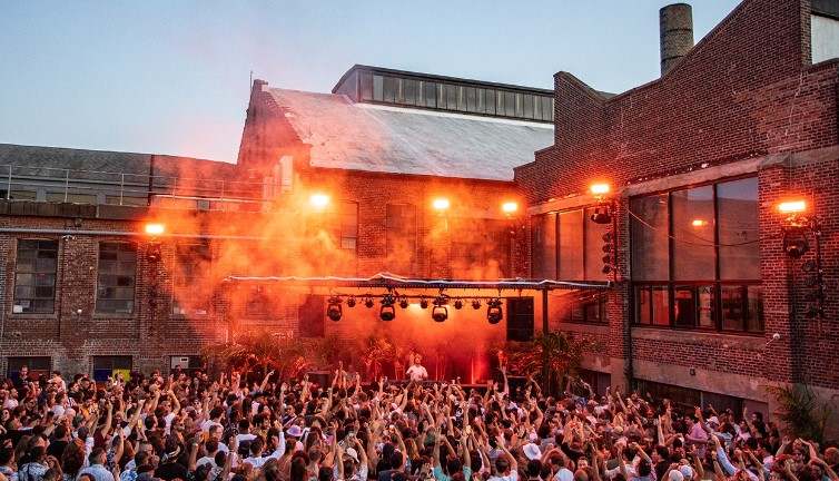 Où faire la fête à New-York ? 12 Vie nocturne à The knockdown Center dans le Queens New York