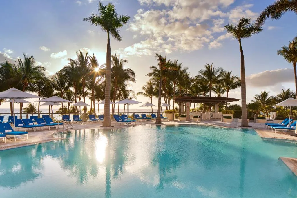 Les plus beaux hôtels à Miami avec vue sur l'océan 18 St regis Bal Harbour Miami piscine