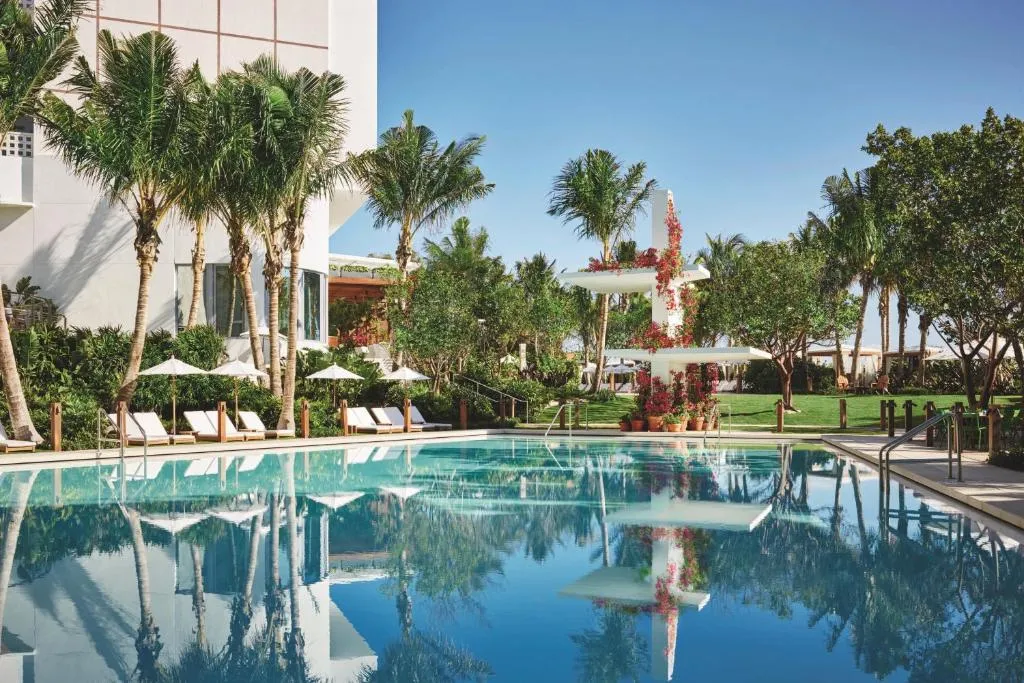 Les plus beaux hôtels à Miami avec vue sur l'océan 6 The miami beach edition piscine