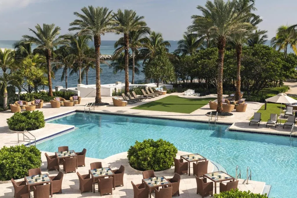 Les plus beaux hôtels à Miami avec vue sur l'océan 17 piscine Ritz Carloton Bal Harbour Miami