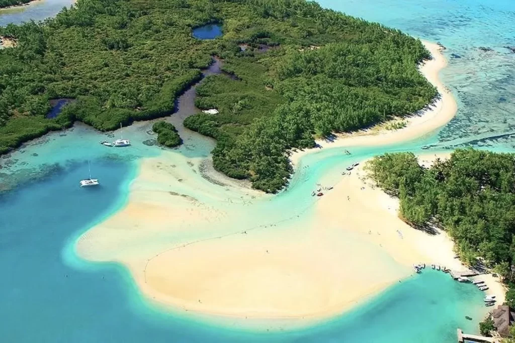 Les plus belles plages de l'île Maurice à visiter absolument 3 plage Île aux Cerfs ile maurice
