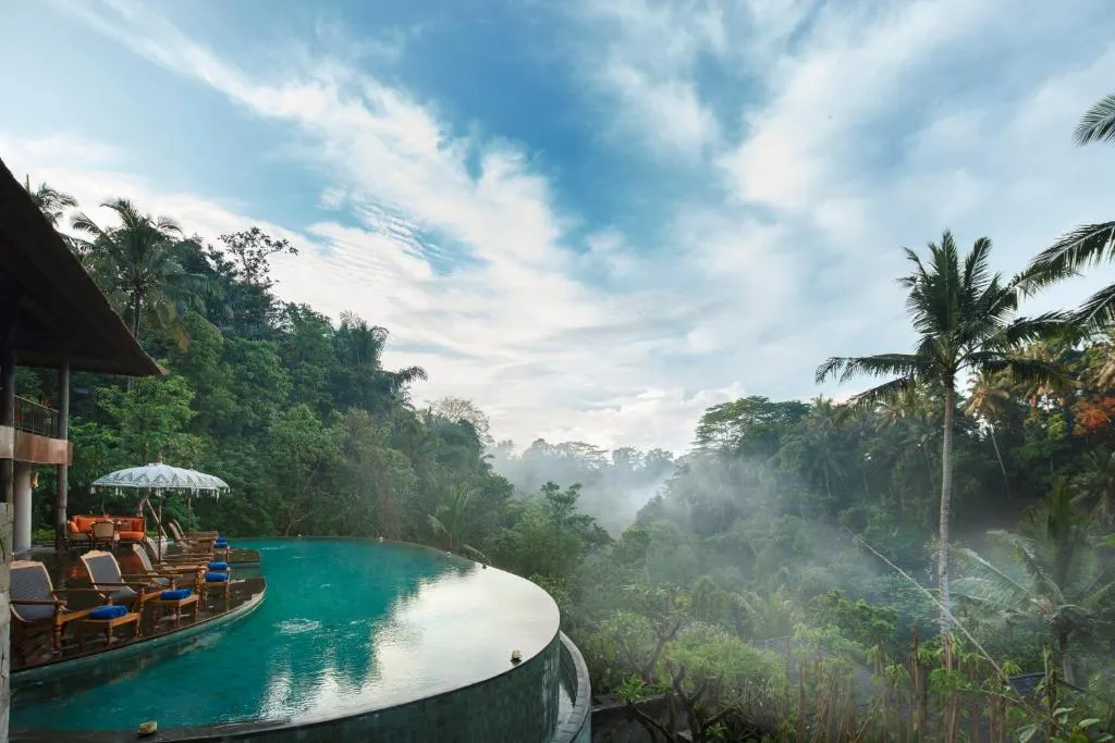 Ubud et ses plus beaux hôtels piscines avec vue sur la jungle 9 Hotel Natya Resort Ubud avec piscine à débordement vue panoramique jungle
