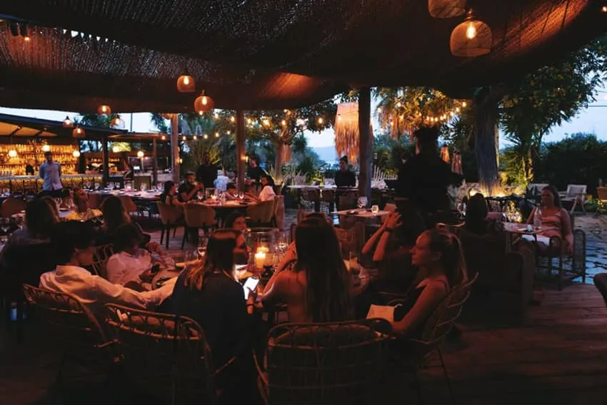 Les meilleurs restaurants à Ibiza où la fête ne s'arrête jamais ! 6 Juls-Ibiza-patio-restaurant