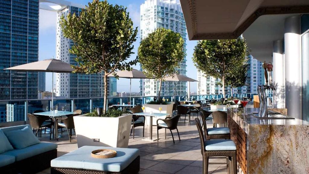 Top 8 des meilleurs restaurants à Miami avec vue imprenable 2 Restaurant Rooftop Area 31 à Epic Hotel Miami