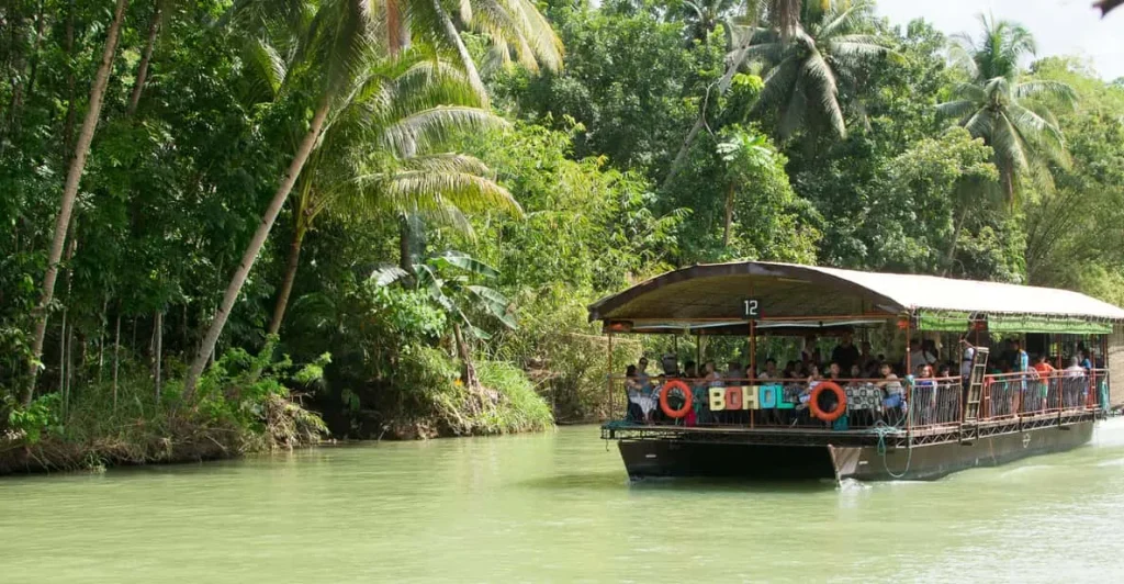 Que faire à Bohol aux Philippines ? Les activités incontournables pour un séjour inoubliable 5 Croisière rivière Loboc Bohol Philippines