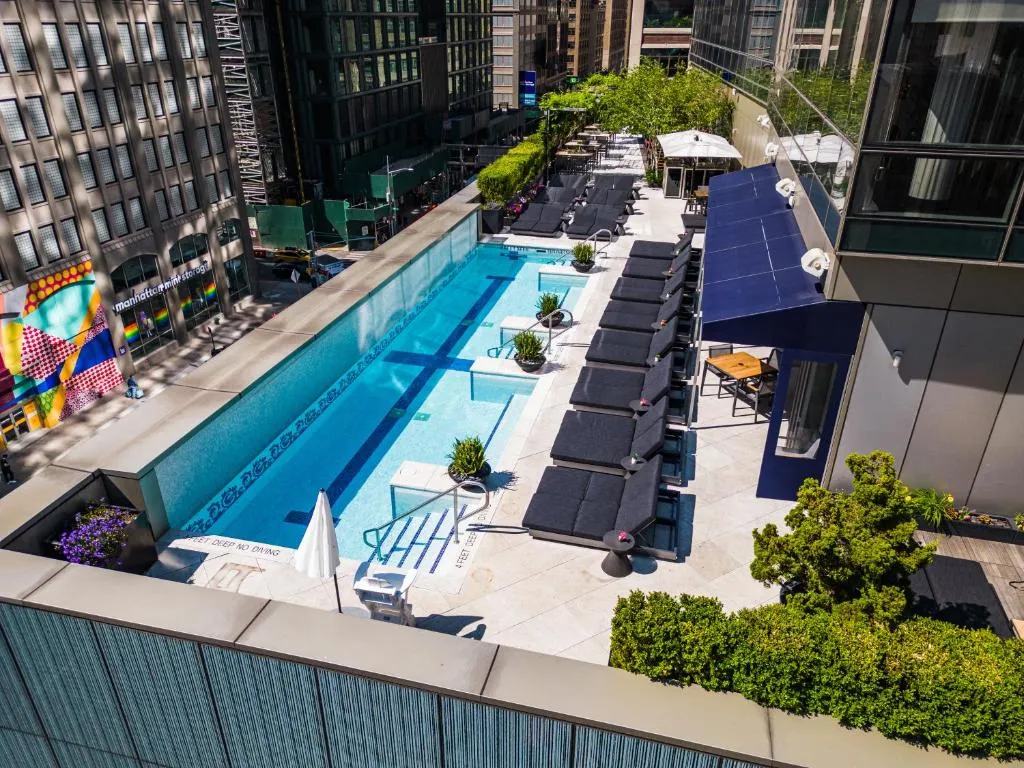 Hôtel à SoHo New York : Guide pour bien choisir 12 Piscine en rooftop au Dominick Hotel Soho New York