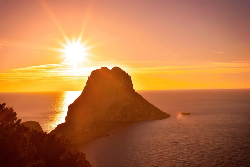 Où voir un coucher de soleil à Ibiza ? Spots incontournables et adresses secrètes 3 coucher de soleil es vedra ibiza