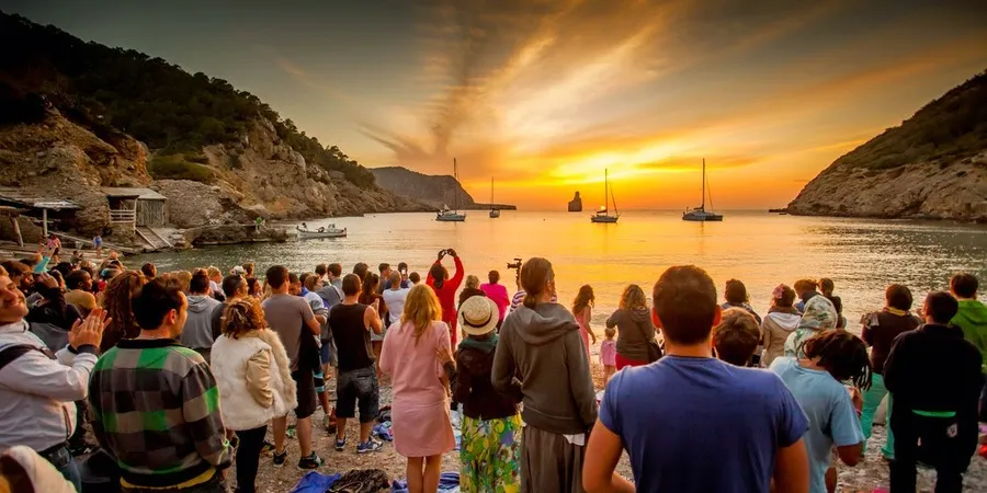 Où voir un coucher de soleil à Ibiza ? Spots incontournables et adresses secrètes 4 coucher de soleil plage de Benirrás