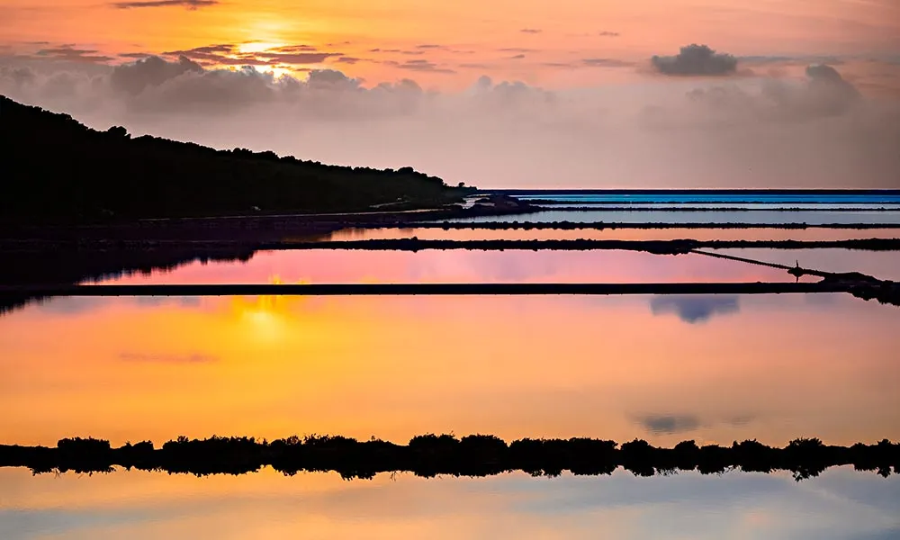 Où voir un coucher de soleil à Ibiza ? Spots incontournables et adresses secrètes 6 Ses Salines : le coucher de soleil ibiza