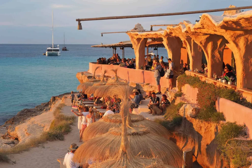 Où voir un coucher de soleil à Ibiza ? Spots incontournables et adresses secrètes 2 Sunset Ashram coucher de soleil ibiza
