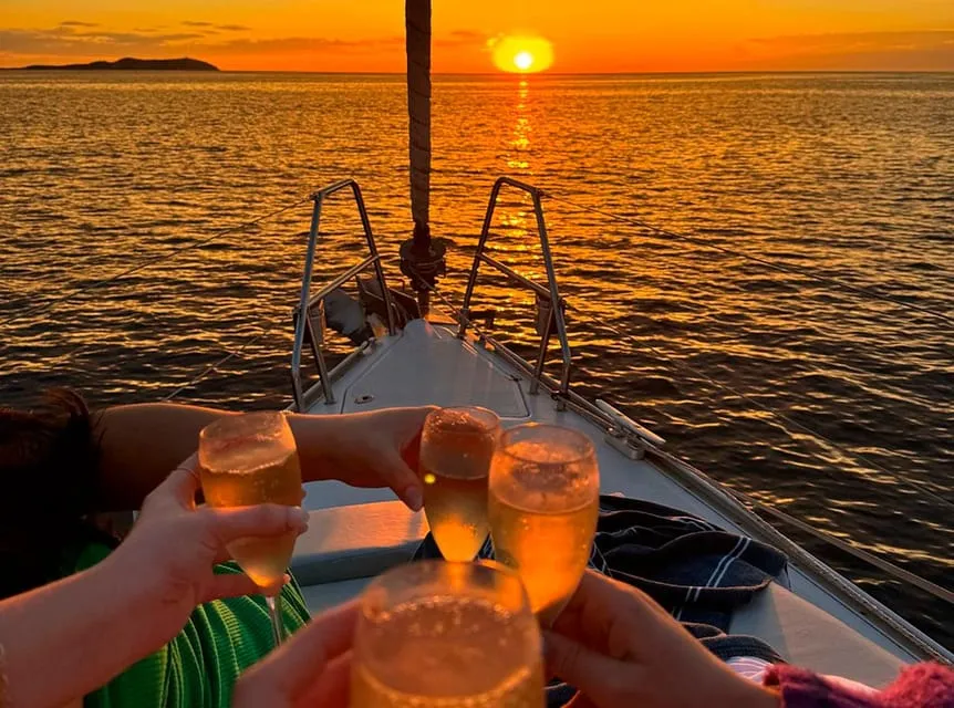 Où voir un coucher de soleil à Ibiza ? Spots incontournables et adresses secrètes 5 coucher de soleil à Ibiza depuis un bateau