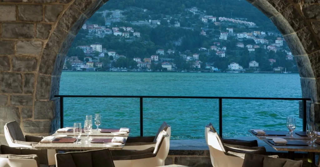 Dormir dans une œuvre de design signée Patricia Urquiola sur le lac de Côme 4 Restaurant vue lac de come - hotel Il Sereno Hotel - Photo Patricia Parinejad