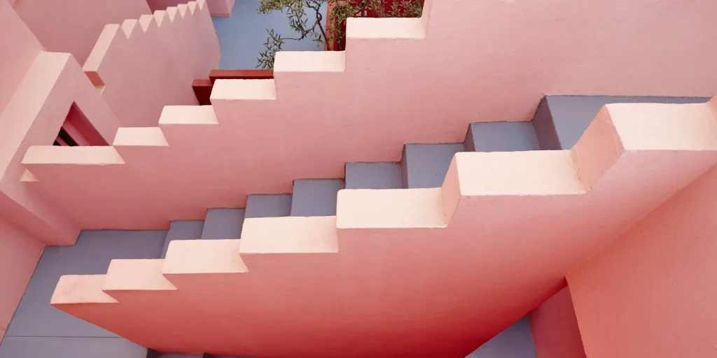 La Muralla Roja : l’architecture qui défie les normes en Espagne 6 escalier du mur rouge Murralla Roja X Squid Game
