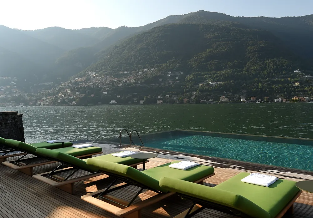 Dormir dans une œuvre de design signée Patricia Urquiola sur le lac de Côme 5 piscine hotel design Villa Il Sereno