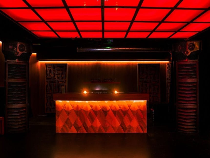 Club Tomodachi Ibiza sans téléphone