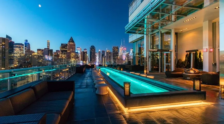 Top 10 des hôtels à New York avec rooftop (bar, piscine, terrasse) 8 Ink 48 hotel – press lounge