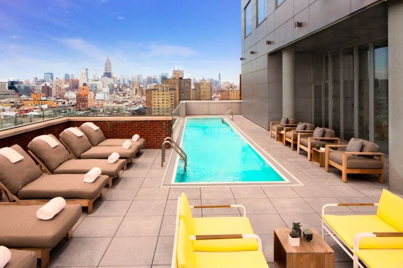 Top 10 des hôtels à New York avec rooftop (bar, piscine, terrasse) 4 Hotel indigo lower east side – Mr purple