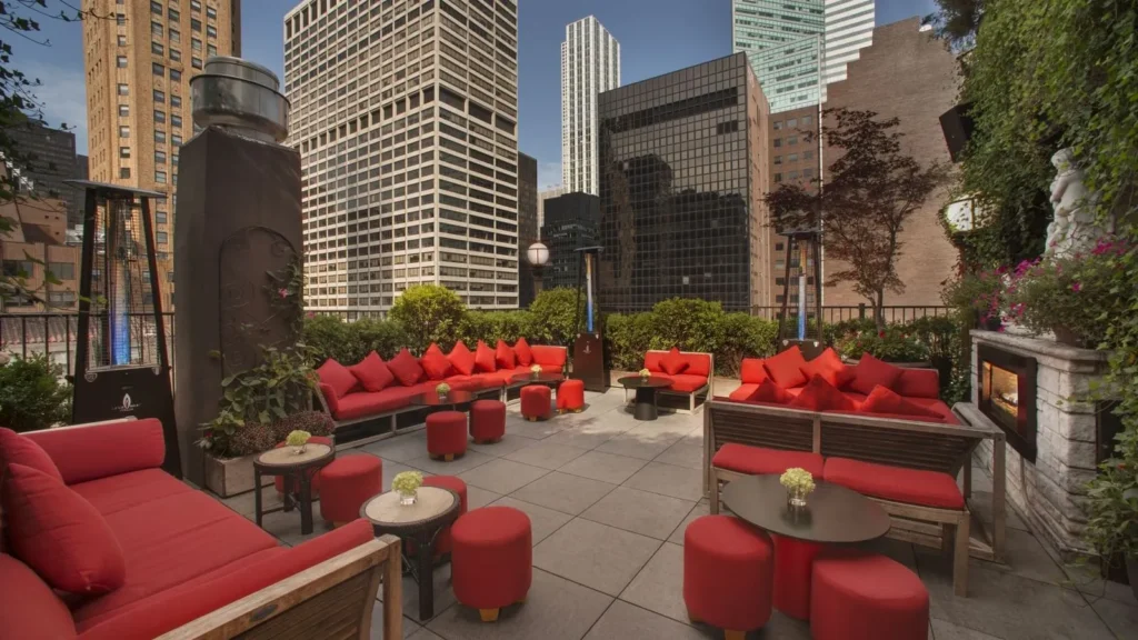 Top 10 des hôtels à New York avec rooftop (bar, piscine, terrasse) 9 The kimberly hotel – upstairs