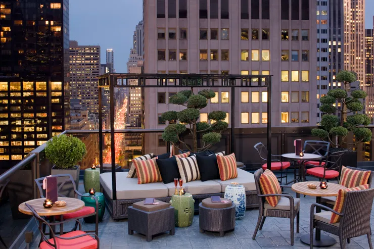 Top 10 des hôtels à New York avec rooftop (bar, piscine, terrasse) 7 The peninsula – salon de ning