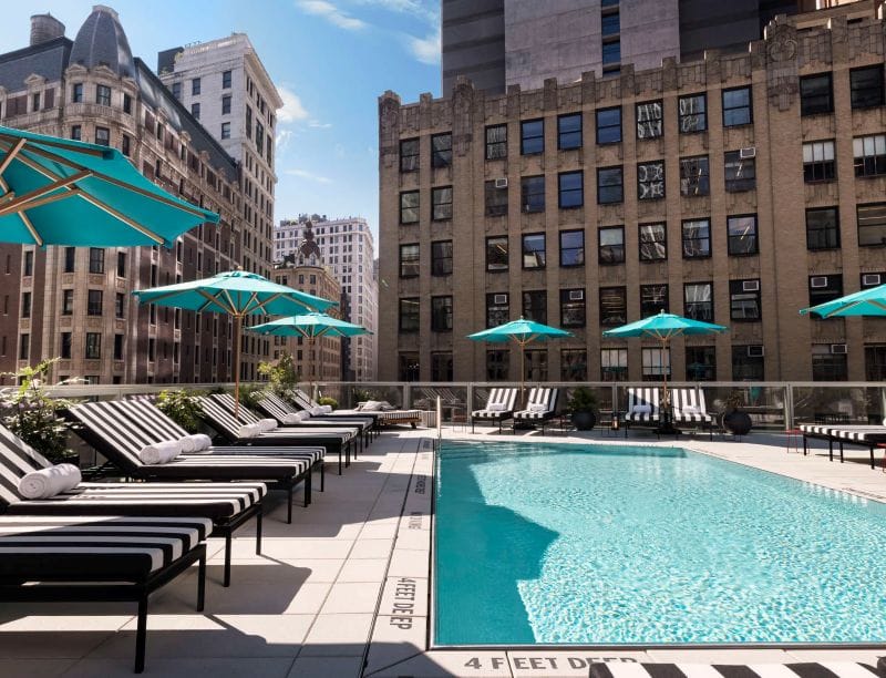 Top 10 des hôtels à New York avec rooftop (bar, piscine, terrasse) 11 Virgin hotels new york – the pool club - rooftop piscine new york