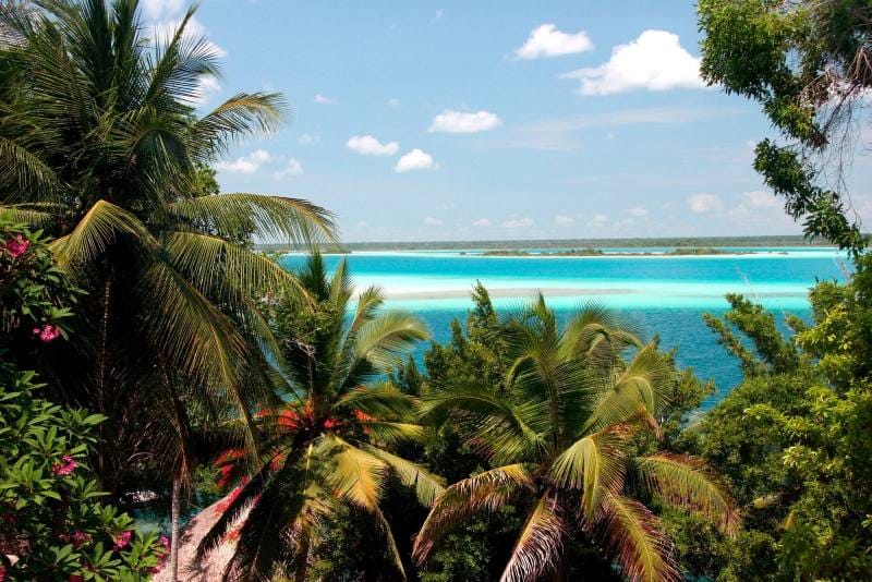 Destinations peu chères mais spectaculaires : 6 voyages à couper le souffle 5 lagune de Bacalar Mexique, une destination peu cher et très spéctaculaire