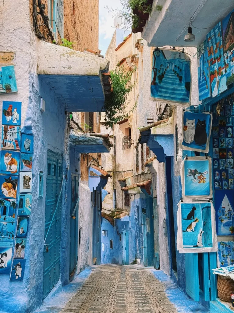 Où partir en voyage tout compris pour Noël 2026 sans se ruiner ? 7 idées soleil de dernière minute 3 Ruelle bleue animee a Chefchaouen Maroc
