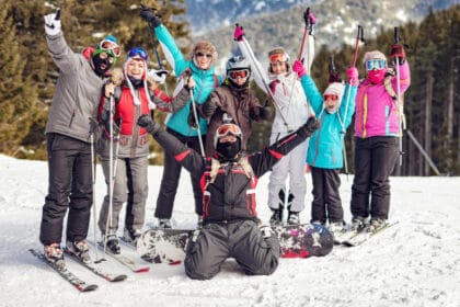 Séjour au ski en famille pas cher : 5 bons plans pour économiser