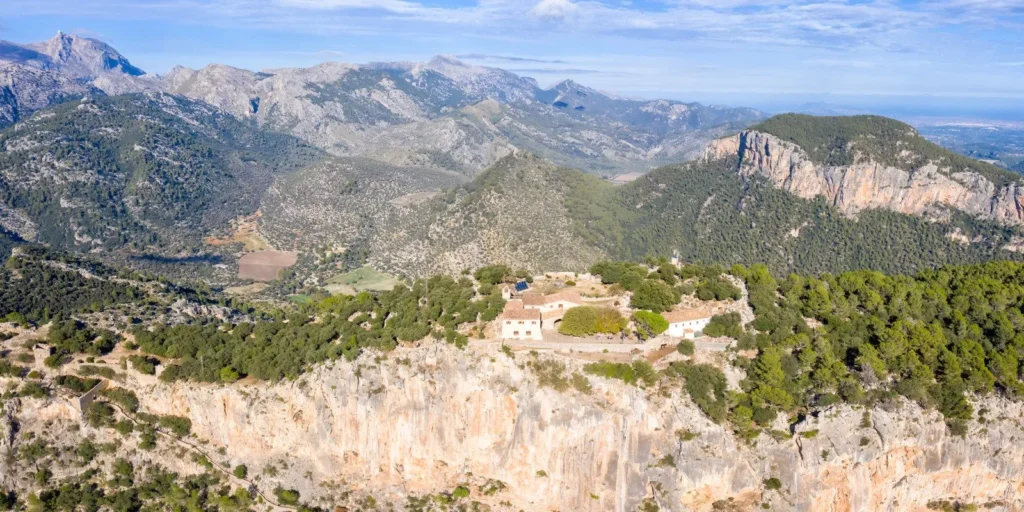 Castell Alaro - Les ruines de la forteresse médiévale