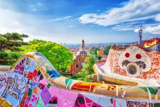 Voyager en Europe autrement : le train comme fil conducteur entre Lyon et Barcelone 2 Superbe vue coloree du parc Guell Barcelonne