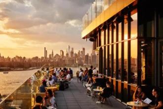 Rooftop du The William Vale à Brooklyn – Vue panoramique sur Manhattan au coucher du soleil