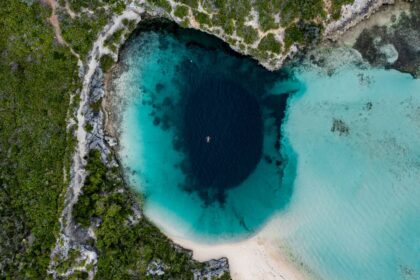 le Trou bleu de Dean aux Bahamas