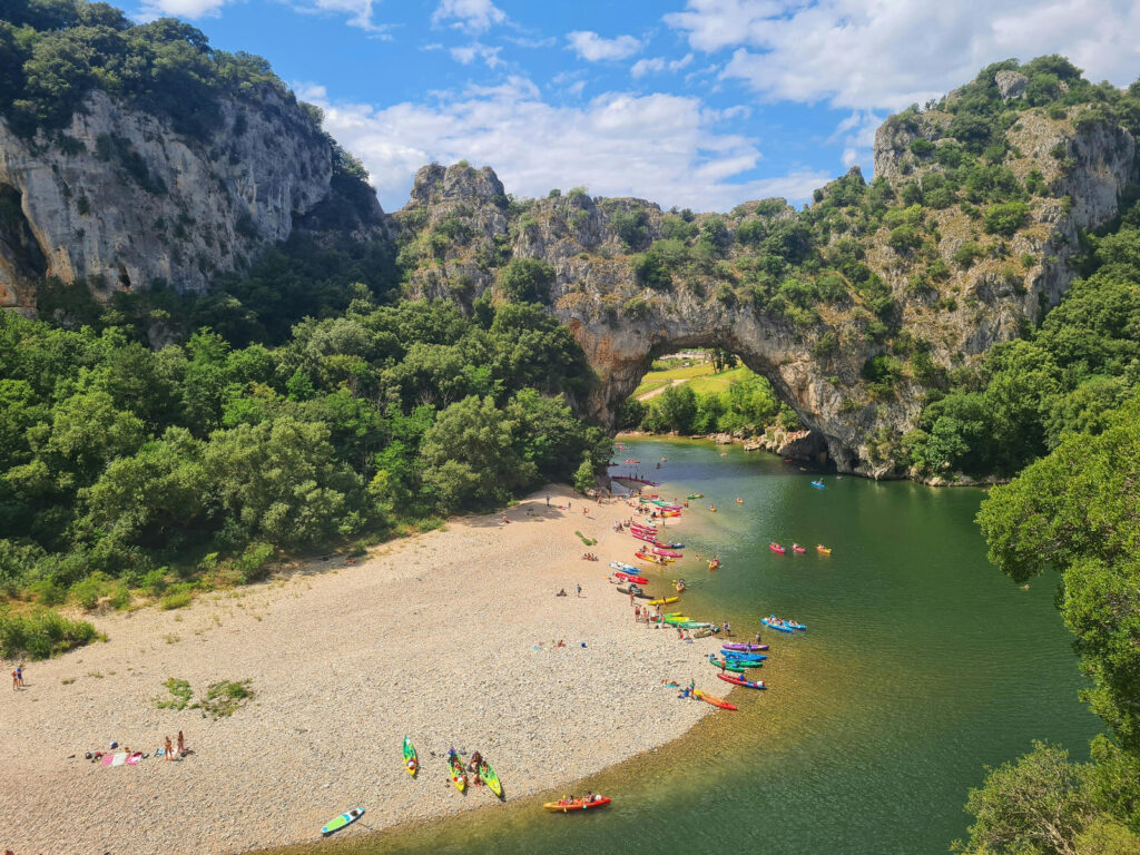 Où dormir près du Pont d'Arc : 5 options pour toutes les envies 2 Vue aérienne du Pont d'Arc et de la rivière Ardèche entourée de falaises calcaires
