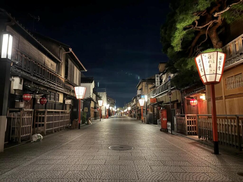 Kyoto en 2026 : pourquoi l'ancienne capitale japonaise reste fascinante… et comment éviter le piège du surtourisme 8 Rue Hanamikoji Kyoto